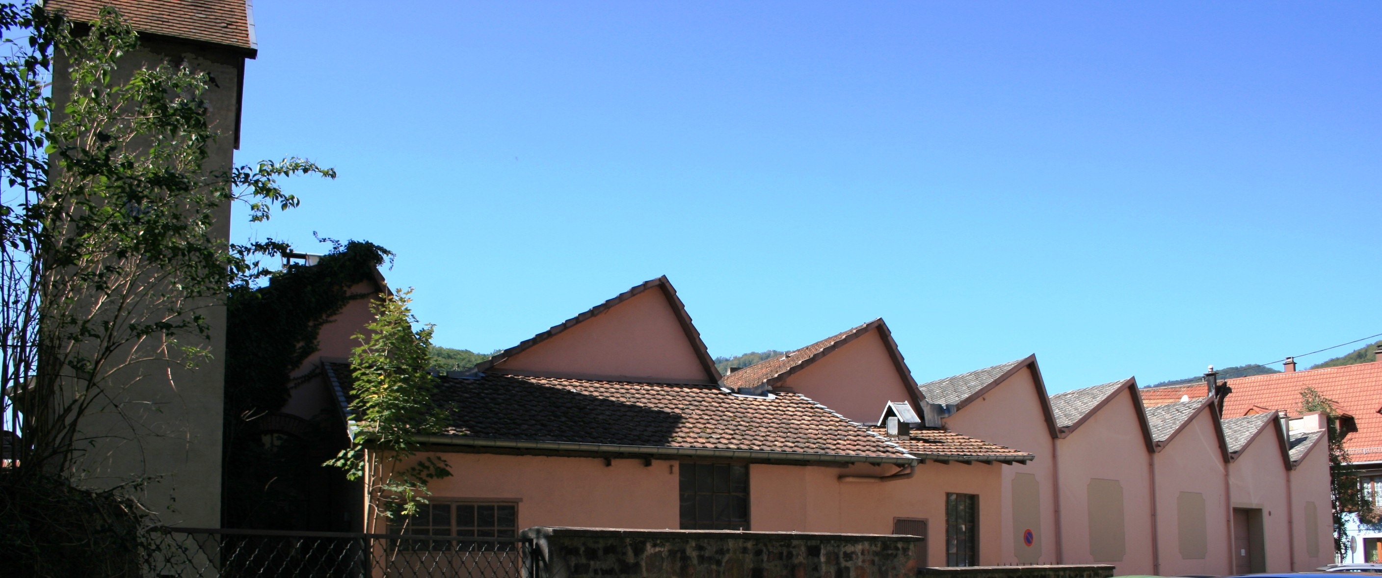 Bobinage Saltzmann, Sainte-Marie-aux-Mines : façade des sheds récents sur rue.